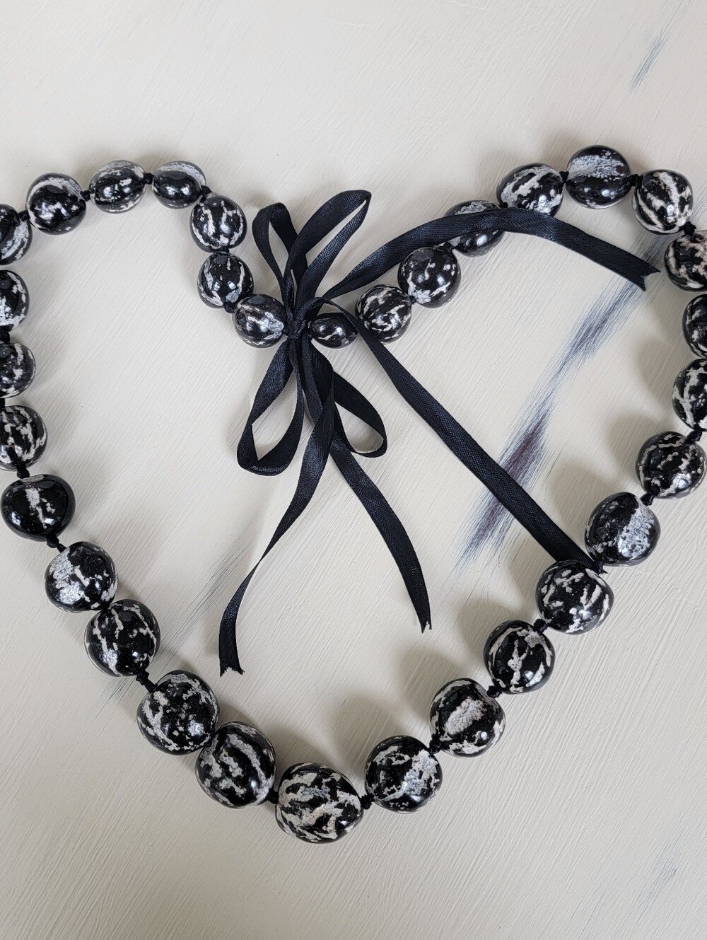 Kukui Nut Lei | Black And White | Hawaiian Traditional Necklace with Ribbon Bow